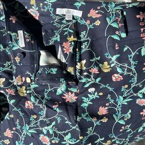 LOFT Riviera “Julie” Spring / Summer Navy Floral Ankle Length Size 4 Stretch